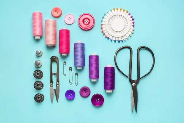 Sewing threads and accessories on color background — Stock Photo, Image