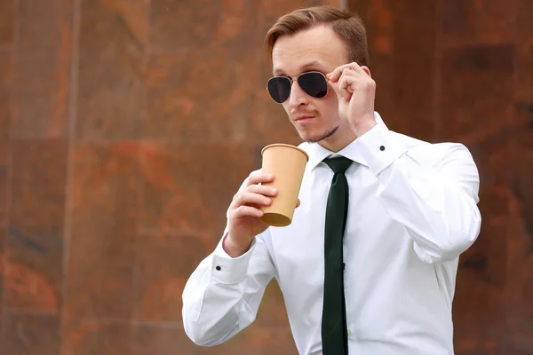 Stilig affärsman dricka kaffe utomhus — Stockfoto