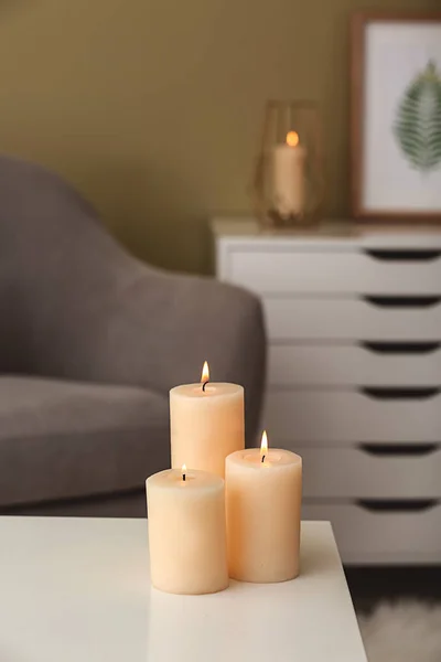 Όμορφη καύση κεριά στο τραπέζι στο δωμάτιο — Φωτογραφία Αρχείου