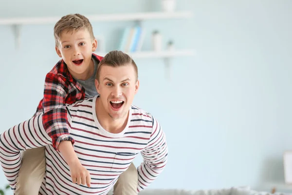 Ojciec i syn bawią się w domu — Zdjęcie stockowe