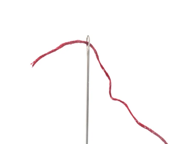 Agulha com linha de costura no fundo branco — Fotografia de Stock