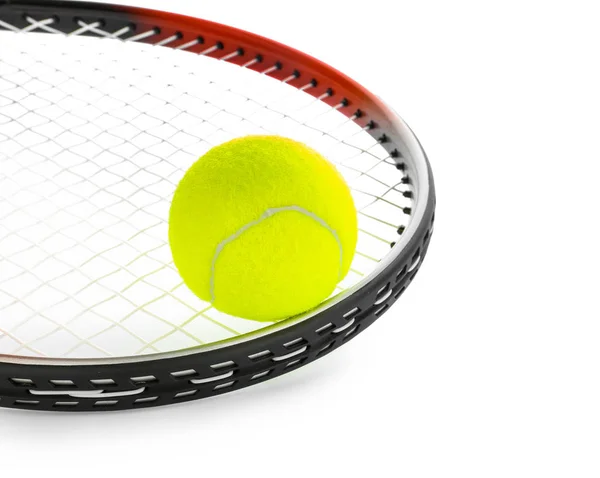 Тенісна ракетка і м'яч на білому тлі, крупним планом — стокове фото