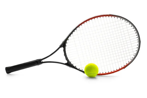Tennisracket en bal op witte achtergrond — Stockfoto