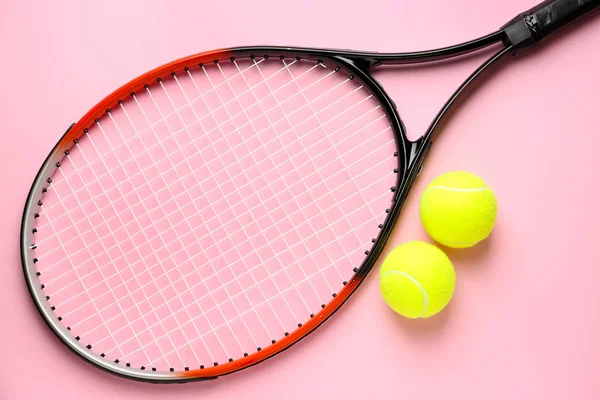 Tennis racket och bollar på färg bakgrund — Stockfoto