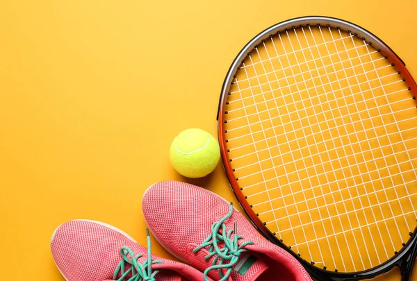 Tennisschläger, Schuhe und Ball auf farbigem Hintergrund — Stockfoto