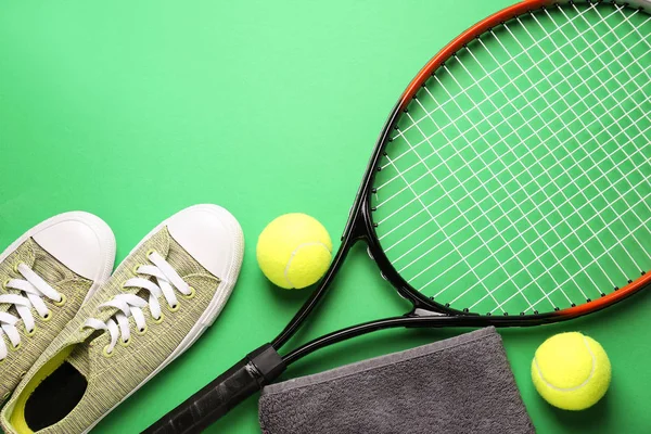 Tennisschläger, Schuhe, Handtuch und Bälle auf farbigem Hintergrund — Stockfoto