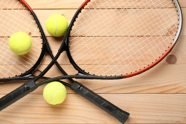 Raquetas y pelotas de tenis sobre fondo de madera — Foto de Stock