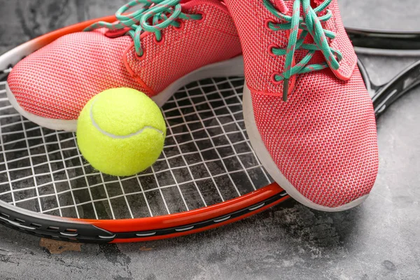 Raqueta de tenis, zapatos y pelota sobre fondo gris, primer plano — Foto de Stock