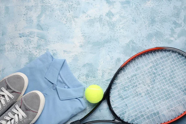 Raqueta de tenis, zapatos, ropa y pelota sobre fondo de color — Foto de Stock