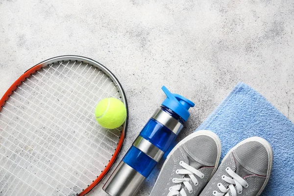 Tennisschläger, Schuhe, Wasserflasche, Handtuch und Ball auf grauem Hintergrund — Stockfoto