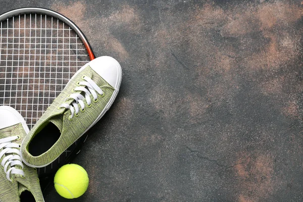 Tennisschläger, Schuhe und Ball auf Grunge-Hintergrund — Stockfoto