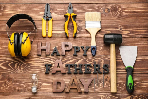 Diferentes herramientas y texto "Feliz Día del Padre" sobre fondo de madera — Foto de Stock