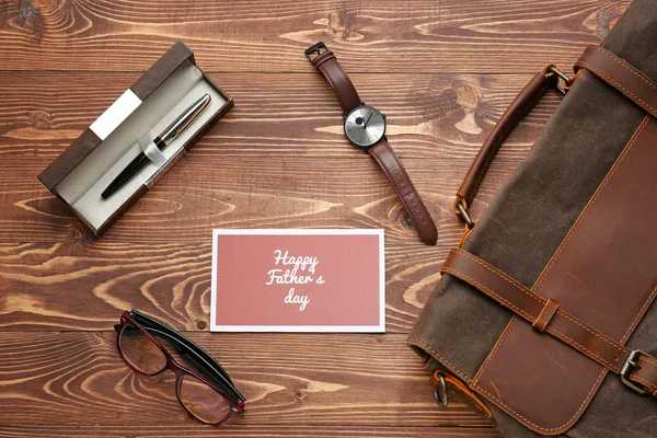 Mannelijke accessoires en kaart met tekst Happy Father's Day op houten achtergrond — Stockfoto