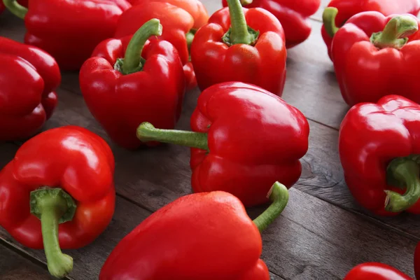 Pimientos rojos maduros sobre fondo de madera — Foto de Stock