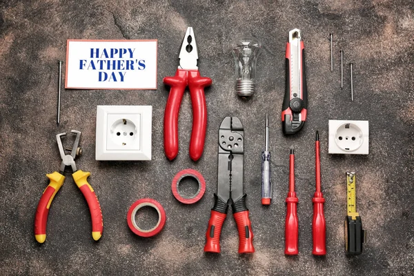 Diferentes herramientas y tarjetas con el texto "Feliz Día del Padre" en el fondo grunge — Foto de Stock