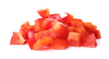 Olgun beyaz arka plan üzerinde kırmızı biber kesilmiş