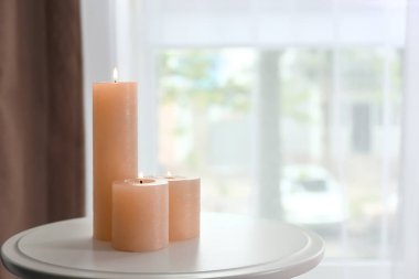 Güzel oda tablo mumlar yanan