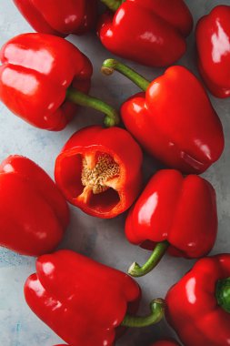 Renkli arka planda olgun kırmızı biber