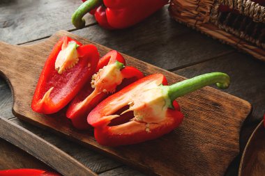 Masada kesilmiş kırmızı biber ile Kurulu