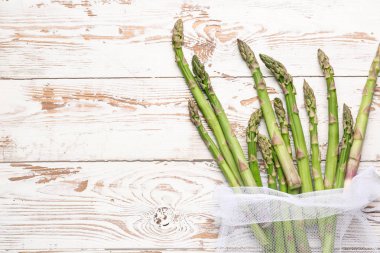 Açık ahşap arka plan üzerinde kuşkonmaz ile Eko çanta