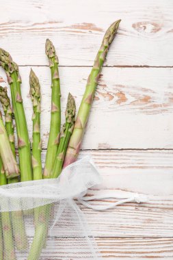 Açık ahşap arka plan üzerinde kuşkonmaz ile Eko çanta