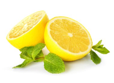 Beyaz arka planda taze limon ve nane yaprakları