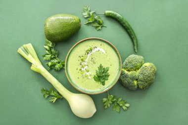 Renk arka planda lezzetli krem çorbası ve malzemeler kase