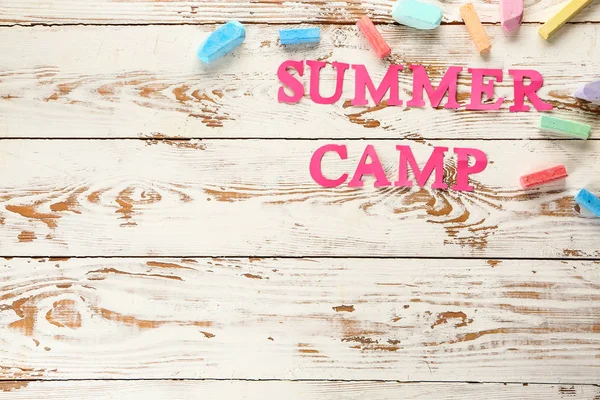 Yaz kampı ve tahta arka planda boya kalemleri. — Stok fotoğraf