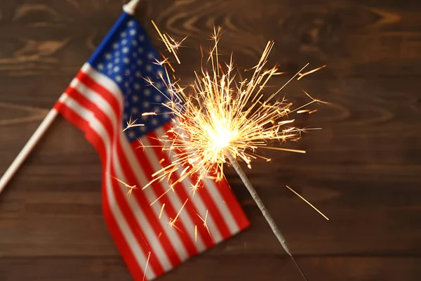 Vlajka sparklera a USA na dřevěném pozadí. Svátek nezávislosti — Stock fotografie