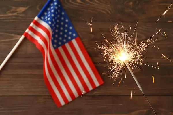 Sparkler e bandiera USA su sfondo di legno. Festa dell'indipendenza — Foto Stock