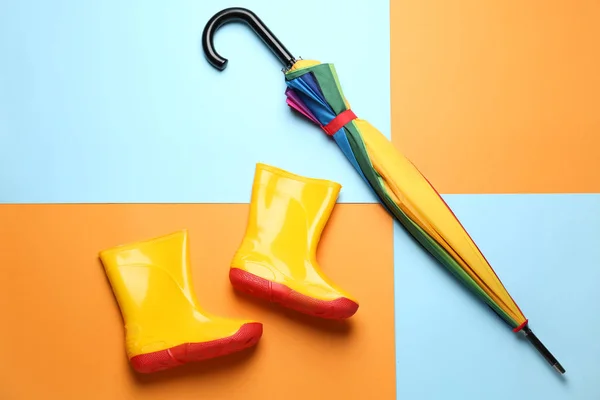 Стильный зонтик и резинки на цветном фоне — стоковое фото