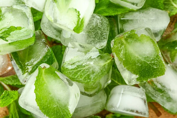 Cubos de gelo e hortelã fresca, closeup — Fotografia de Stock