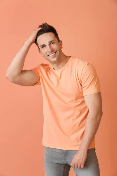 Porträt eines gutaussehenden Mannes auf farbigem Hintergrund — Stockfoto