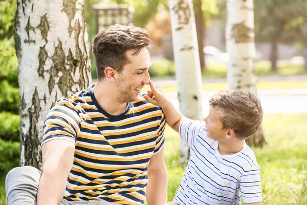 快乐的父亲和儿子在公园的肖像 — 图库照片