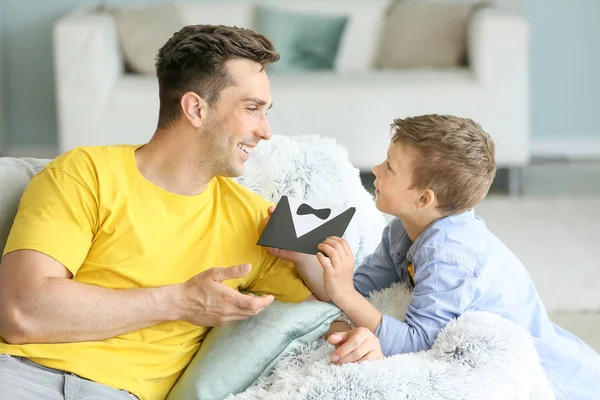 Menino cumprimentando seu pai com o Dia do Pai em casa — Fotografia de Stock