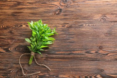 Ahşap arka planda bir sürü taze nane.