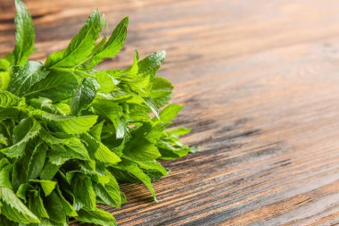 Ahşap arka planda taze nane demet, çekim