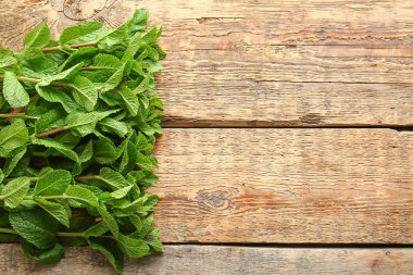 Ahşap zemin üzerinde taze yeşil nane