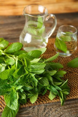 Masada taze yeşil nane ve içecek
