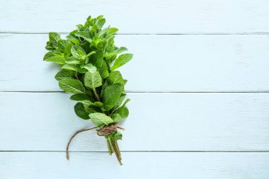 Beyaz ahşap arka plan üzerinde taze nane Demet