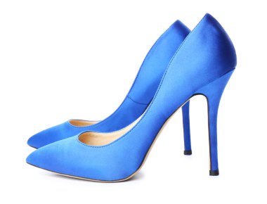 Beyaz arka planda şık yüksek topuklu kadın ayakkabıları çifti