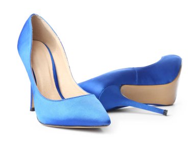 Beyaz arka planda şık yüksek topuklu kadın ayakkabıları çifti