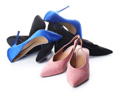 Beyaz arka planda farklı şık kadın ayakkabıları