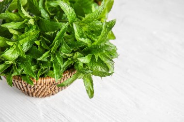 Beyaz arka plan üzerinde yeşil nane ile Sepet