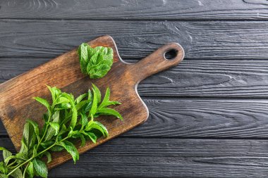 Ahşap arka plan üzerinde yeşil nane ile Kurulu