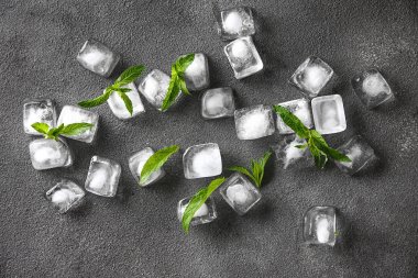 Grunge arka plan üzerinde yeşil nane yaprakları ile Buz küpleri