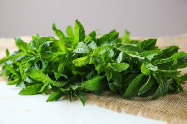 Masada taze yeşil nane var.