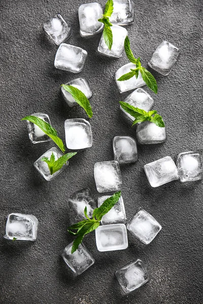 冰立方与绿色薄荷叶在格子背景 — 图库照片