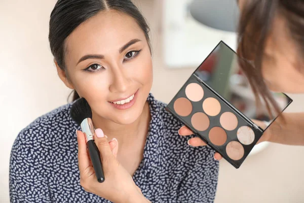 Makijaż artysty pracy z azjatyckiego modelu w salonie piękności — Zdjęcie stockowe
