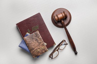 Yargıcın toklukları, defteri ve pasaportları masada. Göçmenlik hukuku kavramı